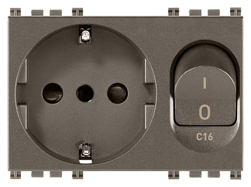 Presa 2P+T 16A P30 interbloccata con magnetotermico C16 metal 230V 3 moduli
