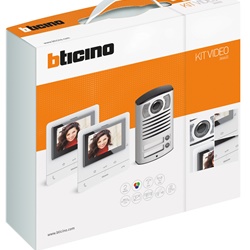 Kit videocitofono bifamiliare Classe100 V16B con pulsantiera Linea 2000, display LCD 5 colore, comandi touch, protezione IP54, installazione parete/tavolo, uso residenziale