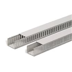 Canale cablaggio halogen free 40x30 mm con fessure verticali per impianti elettrici industriali