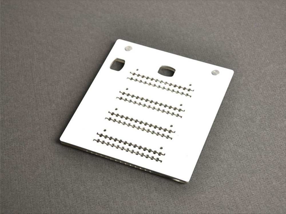 Piastra MG2-LTB resistente per targhetta MG-CPM-09 5X10 mm installazione professionale