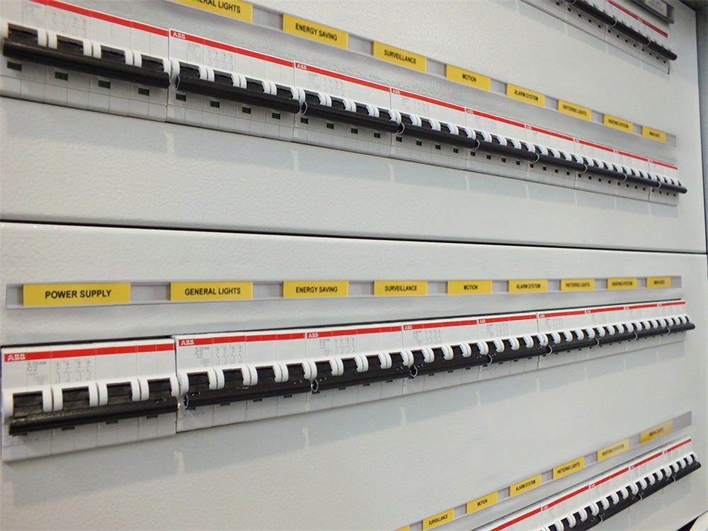 Targhetta MG-TAPW bianca 9x12 mm identificazione cavi con tubetti trasparenti e profili siglatura, versione adesiva disponibile per impianti elettrici