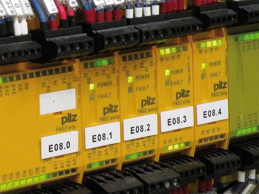 Targhetta gialla 9x15mm MG-TAA adesiva 49347N