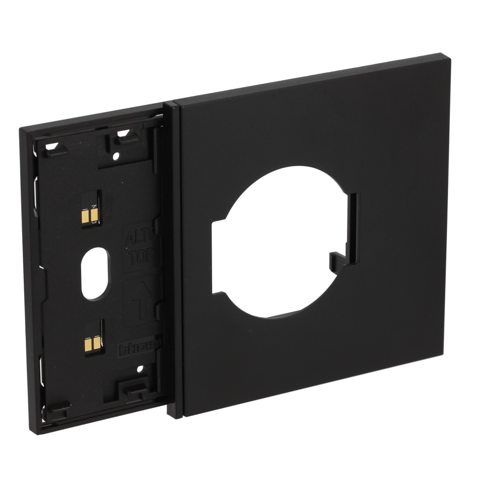 Frame elettrificato L.NOW 3 moduli nero per presa 2P+T installazione a parete