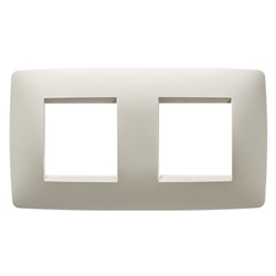 Placca elettrica ONE International 2+2 posti avorio tecnopolimero resistente design classico ambienti civili