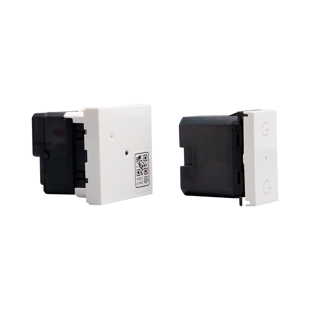 Gateway MatixGO bianco 2 moduli con controllo luci tapparelle e prese connesse casa intelligente