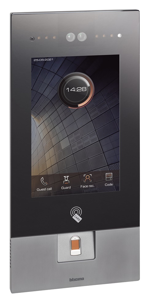 Pulsantiera video esterna touch 10” con riconoscimento facciale, lettore impronta e badge per controllo accessi, installazione incasso PoE per condomini e portinerie