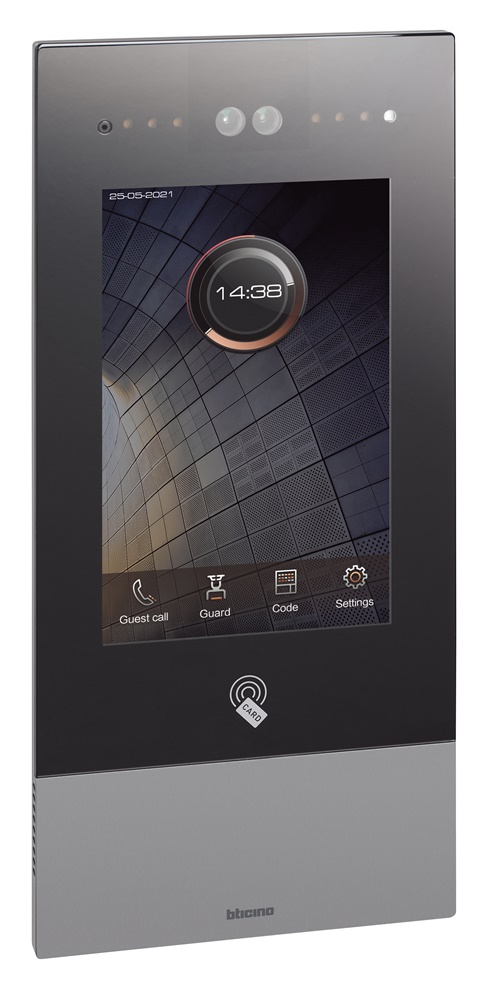 Pulsantiera esterna video IP touch 10” con lettore badge controllo accessi per ambienti residenziali e professionali