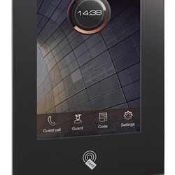 Pulsantiera esterna video IP touch 10” con lettore badge controllo accessi per ambienti residenziali e professionali