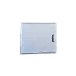 Sportello nicchie TPV/74/D in SMC vetroresina grigio RAL 7040, apertura superiore 90°, IP43 IK10, zanche zincate murabili/tassellabili, aerazione labirinto, predisposizione serratura cremonese
