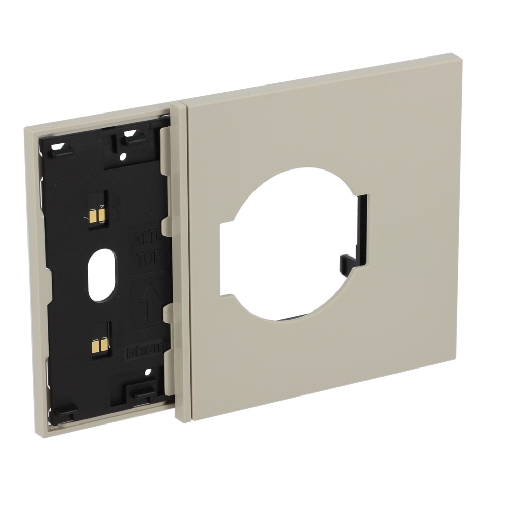 Frame elettrificato 3 moduli sabbia con mostrina presa 2P+T standard italiano e tedesco per installazione comando digitale e presa elettrica
