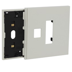 Frame elettrificato 3 moduli mostrina presa Italia + USB bianco per installazioni domestiche e professionali