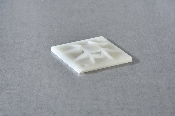 Basetta fissaggio 20x20 mm naturale con viti per fascette serie Q-Mount, uso cavi affidabile