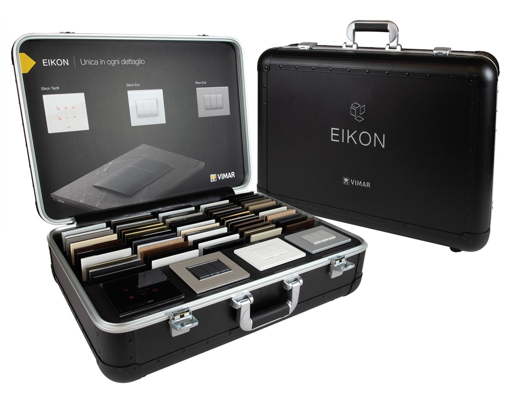 Valigia dimostrativa Eikon con placche finiture e quattro punti luce completi