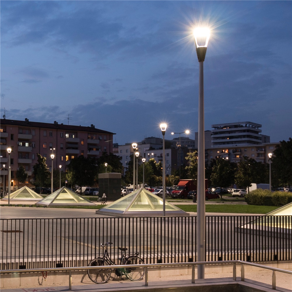 Palo urbano zincato H4600mm grigio Grey9007 per illuminazione stradale