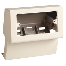 Scatola per apparecchi a 4-3 moduli, Bocchiotti, con interasse interasse di 108/83,5 mm e profondità di 53 mm, per cornice TCN.
