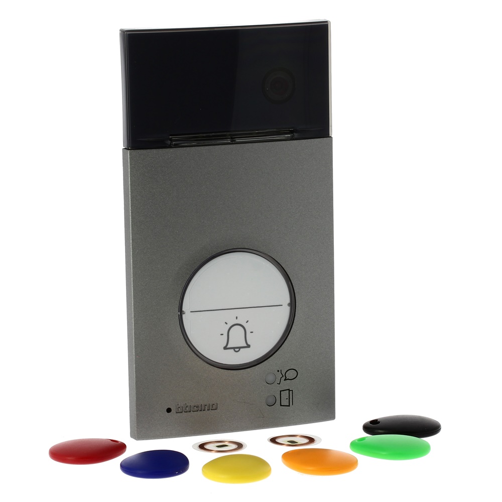 Pulsantiera video Linea 3000 grigio 2 fili telecamera grandangolare lettore badge IP54 IK10 per installazioni monofamiliari e bifamiliari