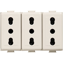 Presa triplex bipasso 10/16A MATIX MAGIC con alveoli schermati e morsetti supplementari, colore avorio, per installazioni elettriche domestiche e professionali