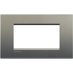 Placca quadra 4 moduli metallo serie Avenue per installazioni elettriche