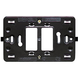 Supporto largo 2 posti con graffette per scatola tonda, montaggio incasso impianti elettrici modulari