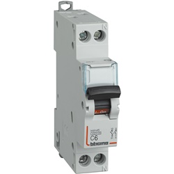 Interruttore magnetotermico 1P+N curva C 6A protezione sovraccarichi cortocircuiti guida DIN