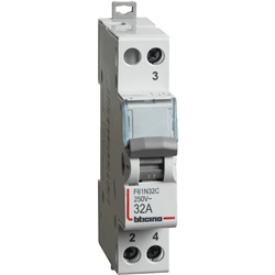 Commutatore a zero centrale 32A 230/400V 1 modulo DIN per uso elettrico residenziale e industriale