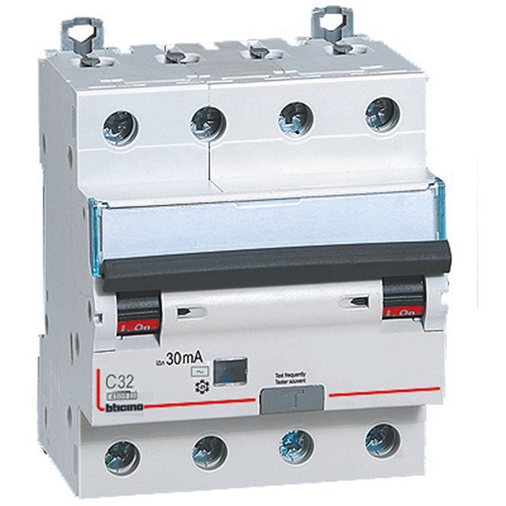Interruttore magnetotermico differenziale AC 4 poli 32A 4,5kA protezione impianti residenziali e commerciali