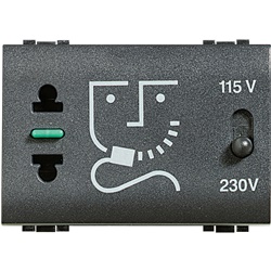 Presa rasoio 230V con trasformatore isolamento 3 moduli uso living int