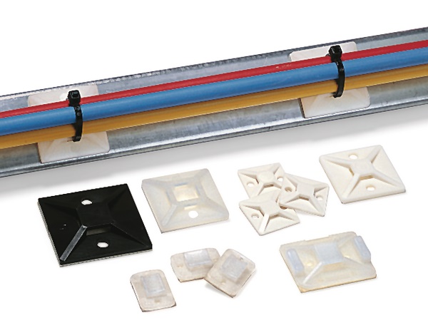 Basetta adesiva/vite 28x28 mm nera MB4A3 per fissaggi rapidi in quadri e centraline