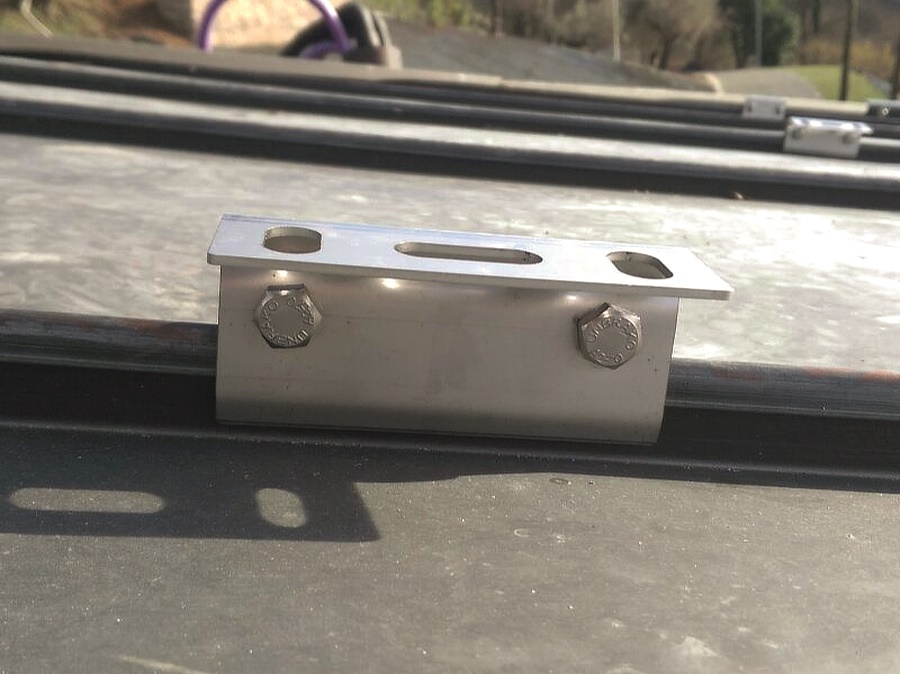 Staffa morsetto inox resistente corrosione per fissaggio profilo lamiera aggraffata uso elettrico industriale e residenziale