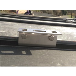 Staffa morsetto inox resistente corrosione per fissaggio profilo lamiera aggraffata uso elettrico industriale e residenziale