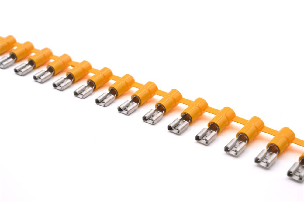 Innesto femmina concatenato giallo 6,3x0,8 mm per cablaggio elettrico