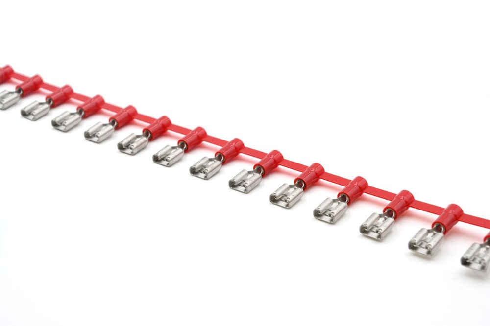 Innestro femmina concatenato rosso 6,3x0,8 mm ottone parzialmente isolato per applicazioni elettriche