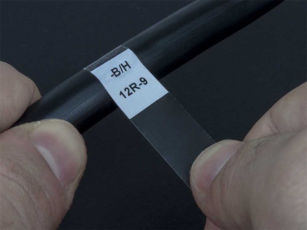 KLM135 SEGNACAVO ADESIVO 135X25X25