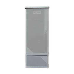 Armadio in vetroresina grigio RAL 7040 con serratura doppia chiusura unificata Enel, IP34D IK10, per contatori trifase fino a 400 Kw, montaggio a pavimento con telaio e zoccolo integrati