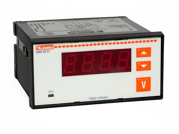 Voltmetro digitale monofase 96x48mm con relè programmabile per controllo e protezione