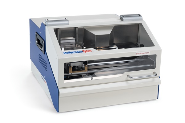 Punzonatrice compatta M-BOSS Compact per targhette metalliche con sistema raffreddamento ottimizzato e software TagPrint Pro, ideale per uffici e applicazioni industriali