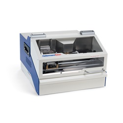 Punzonatrice compatta M-BOSS Compact per targhette metalliche con sistema raffreddamento ottimizzato e software TagPrint Pro, ideale per uffici e applicazioni industriali