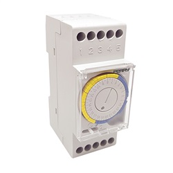 Interruttore orario a cavalieri giornaliero 1 canale programmazione 60 min e 24 h guida DIN automazione elettrica