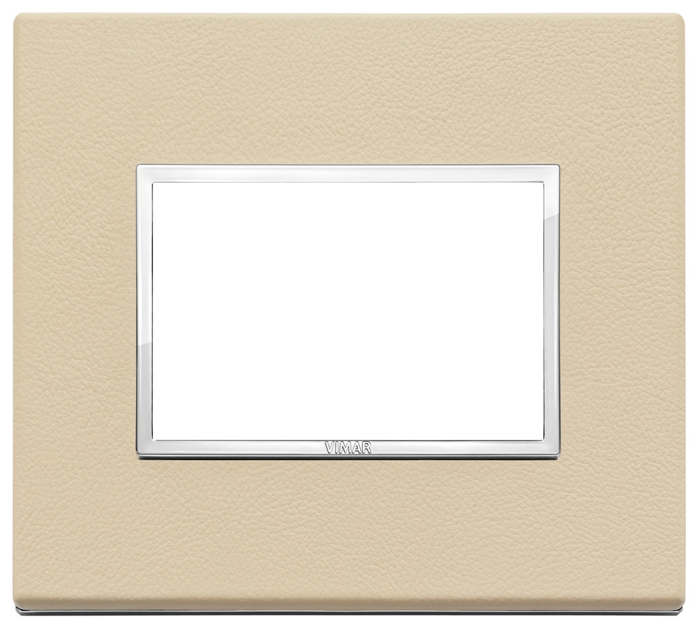 Placca 3 moduli colore crema per installazioni elettriche domestiche