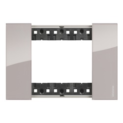 Placca Living Now 3 moduli plastica bimaterica per impianti elettrici Aura