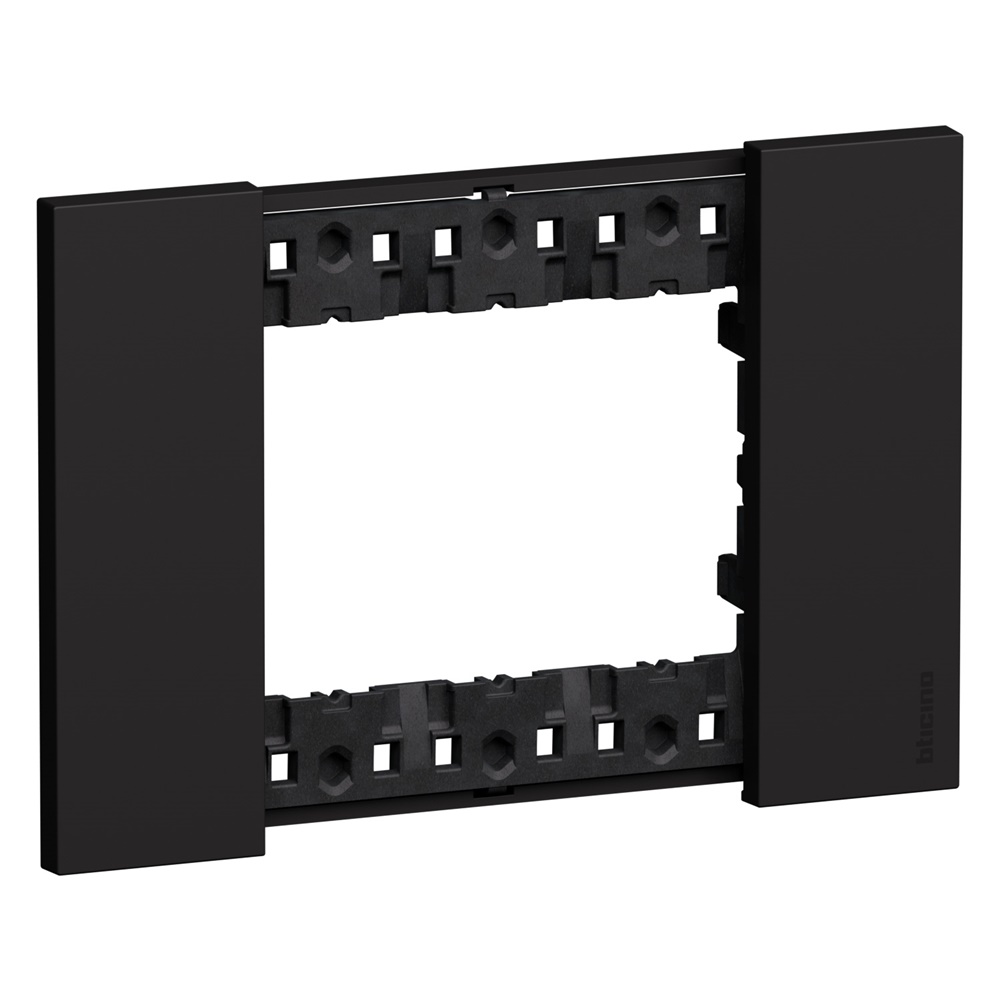 Placca elettrica Living Now 3 moduli nera plastica per installazioni incasso domestiche e professionali