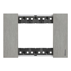 Placca Living Now 3 moduli acciaio design moderno per impianti elettrici residenziali e professionali