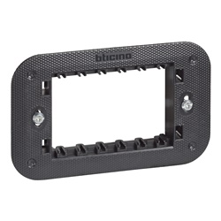 Supporto modulare BTicino 3 moduli orizzontali con valva protezione per installazioni elettriche residenziali e professionali
